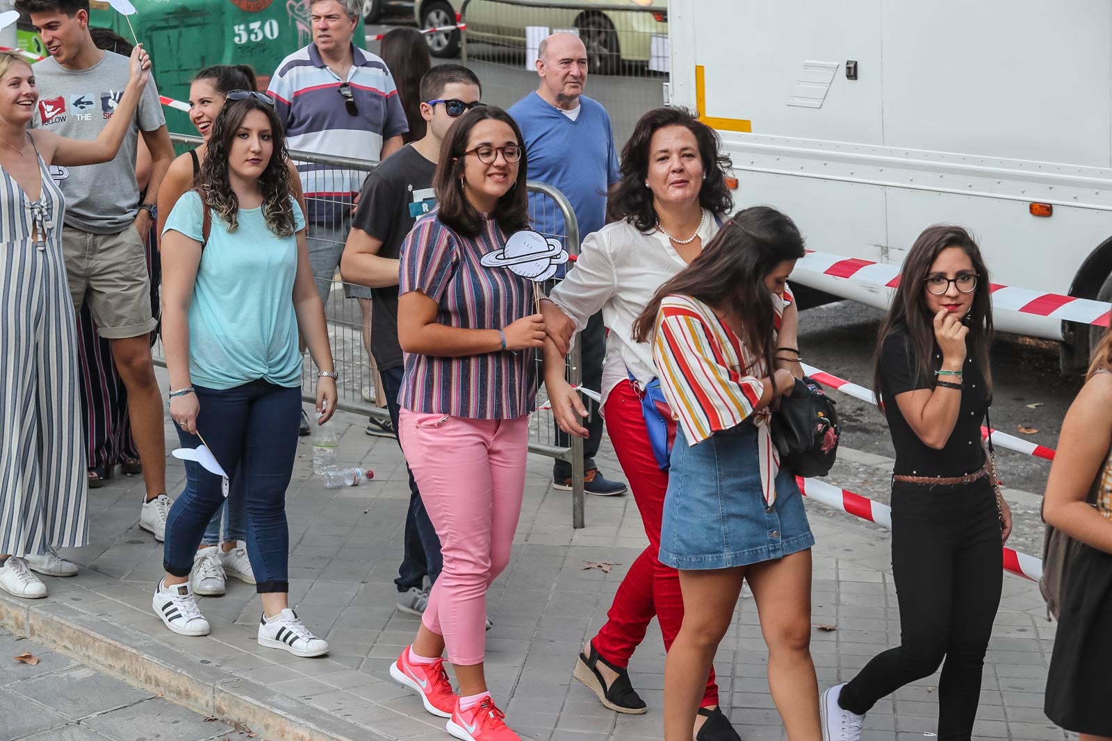 Colas interminables para acceder al concierto del cantante malagueño