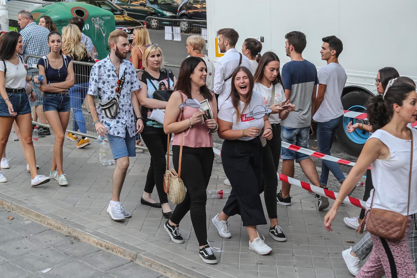 Colas interminables para acceder al concierto del cantante malagueño