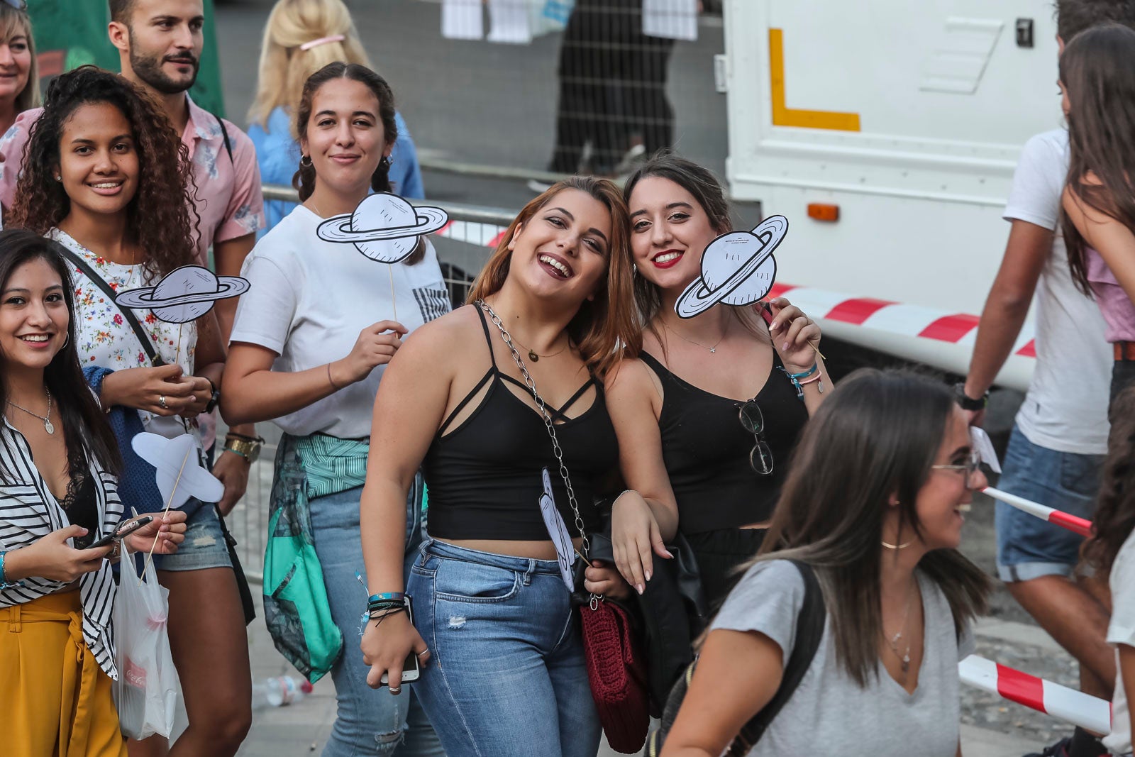 Colas interminables para acceder al concierto del cantante malagueño