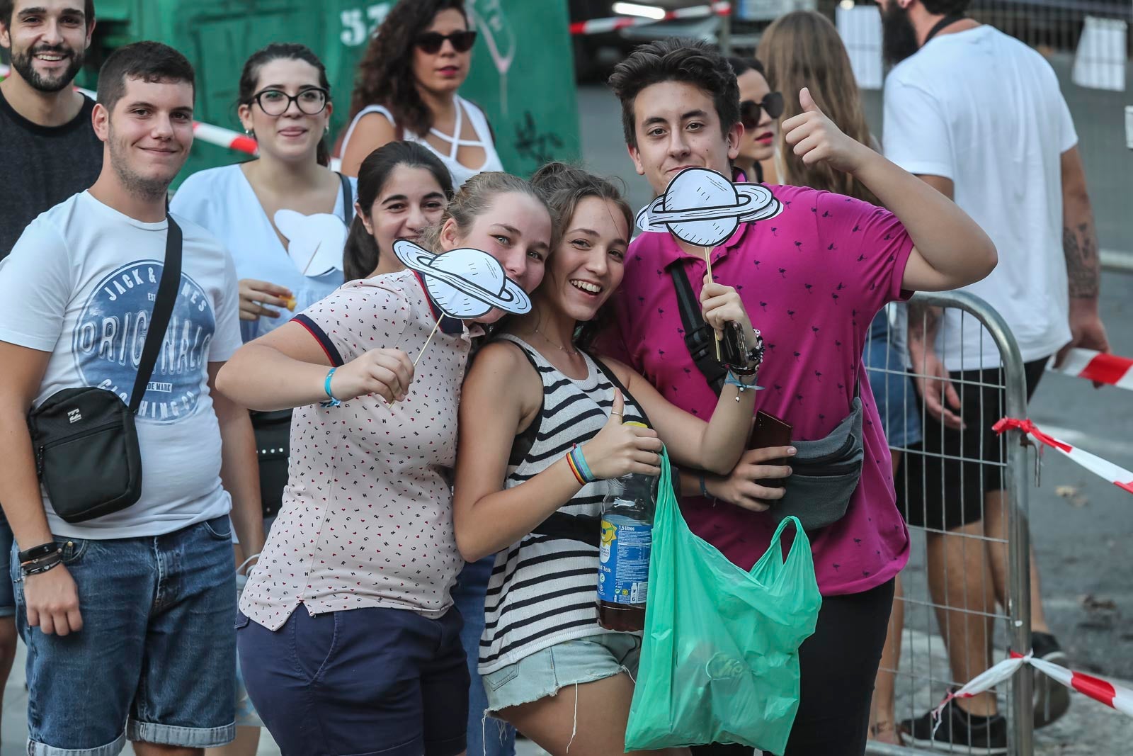 Colas interminables para acceder al concierto del cantante malagueño
