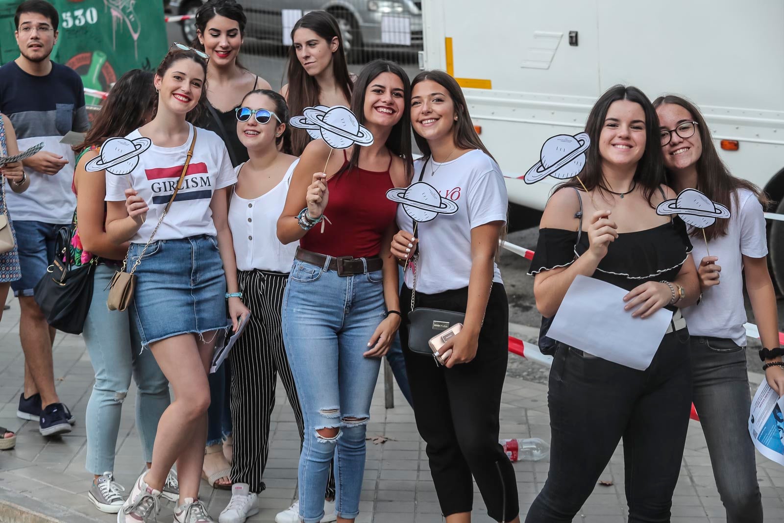 Colas interminables para acceder al concierto del cantante malagueño