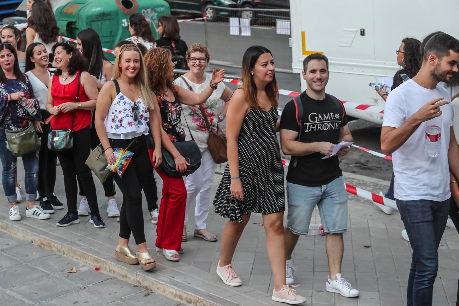 Colas interminables para acceder al concierto del cantante malagueño