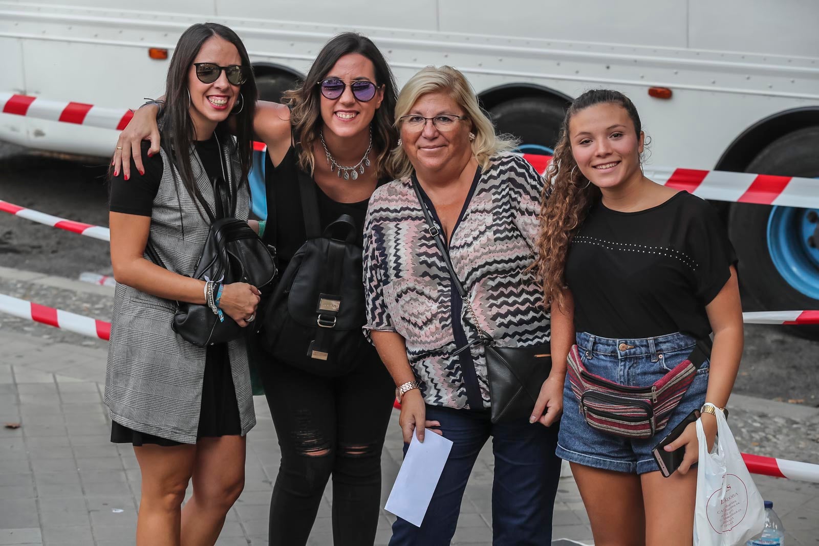 Colas interminables para acceder al concierto del cantante malagueño