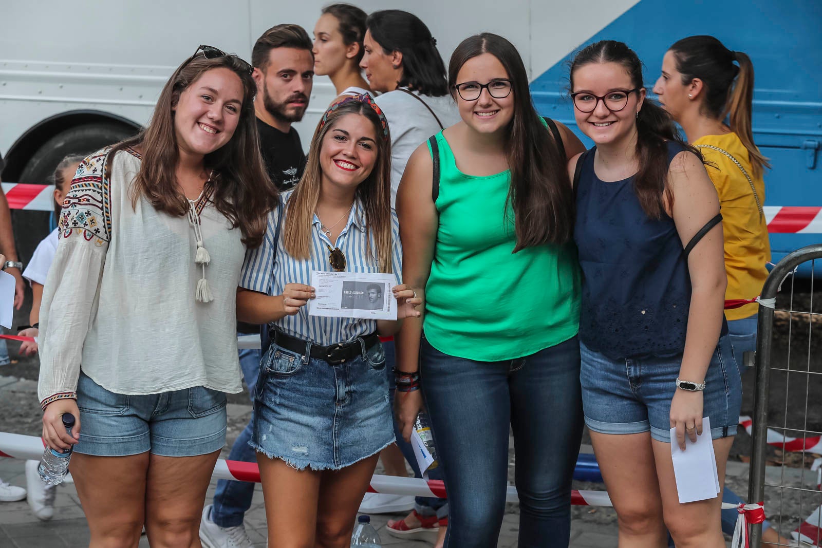 Colas interminables para acceder al concierto del cantante malagueño