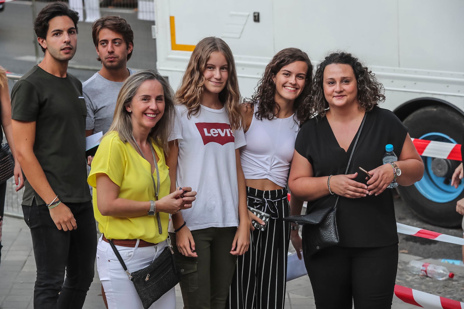 Colas interminables para acceder al concierto del cantante malagueño