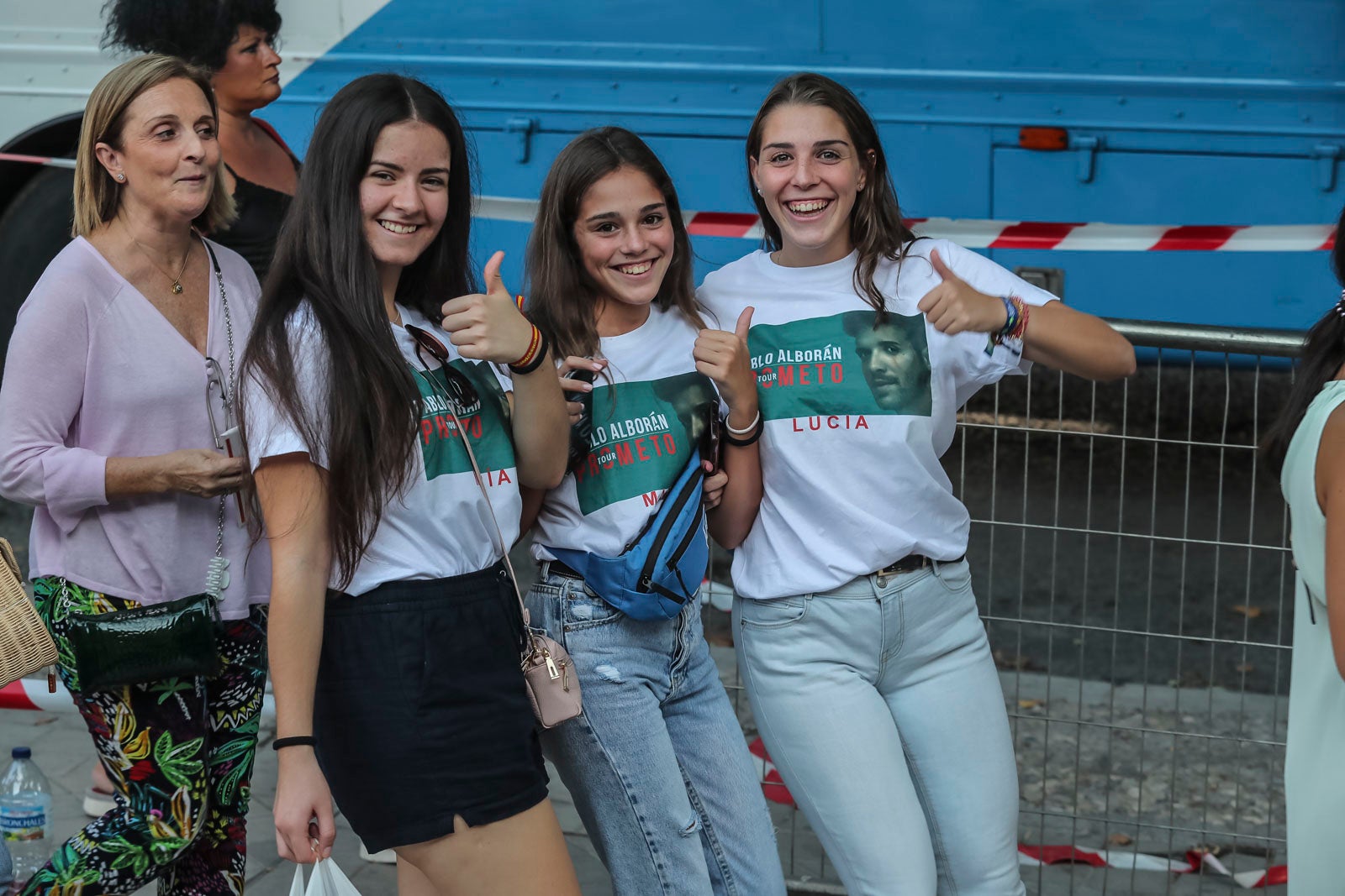 Colas interminables para acceder al concierto del cantante malagueño