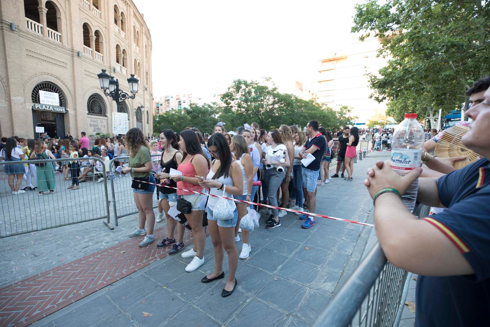 Colas interminables para acceder al concierto del cantante malagueño
