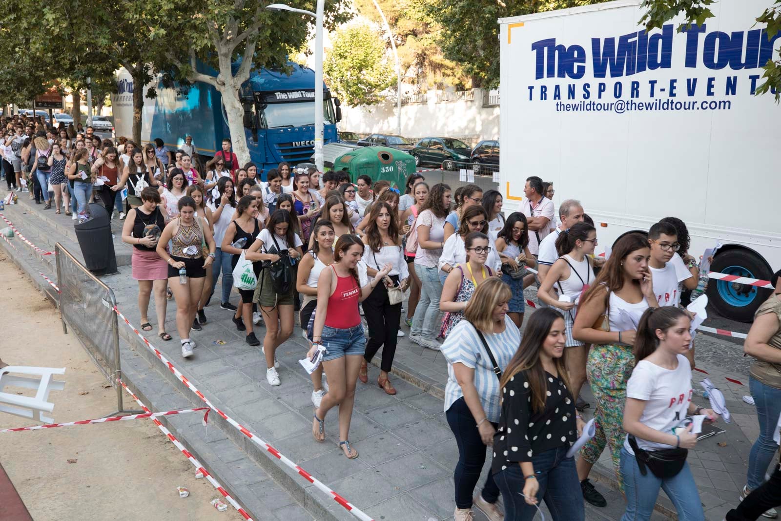 Colas interminables para acceder al concierto del cantante malagueño