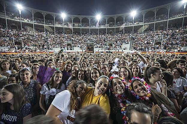 Todo el aforo disponible, casi 9.000 personas, llenaron la plaza para el concierto de Alborán.