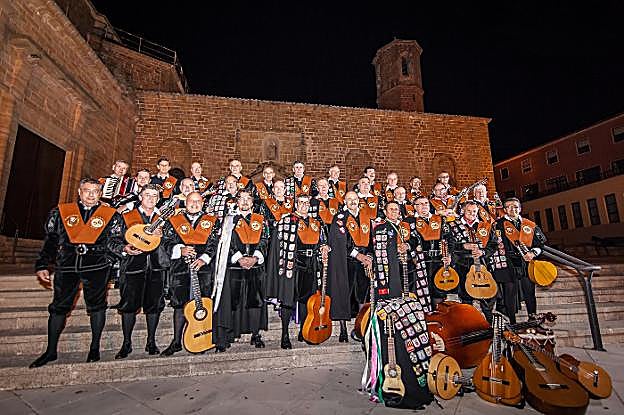 Los miembros de la Cuarentuna de Linares posan en una foto de familia en la escalinata de Santa María.