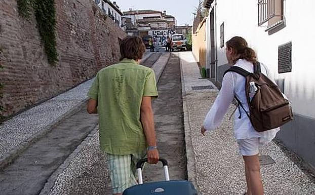 Primera sentencia en Granada que clausura pisos turísticos por molestias vecinales