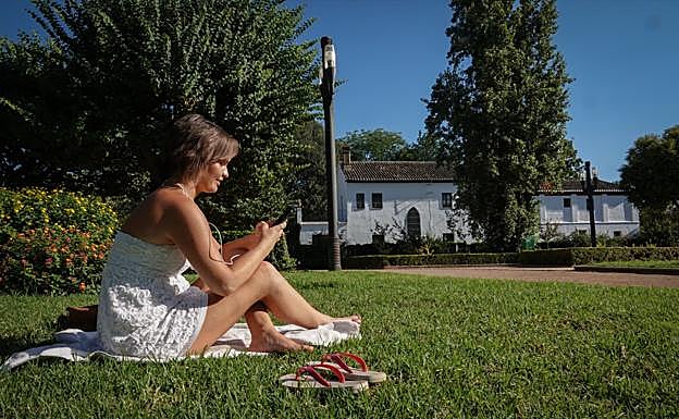 Una chica toma en el Parque García Lorca. 
