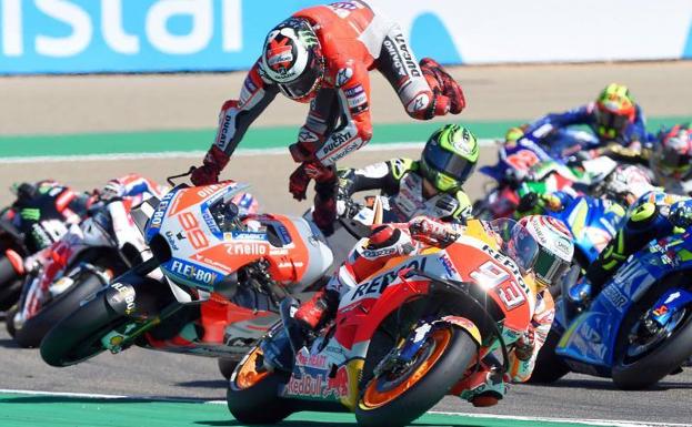 La caida de Jorge Lorenzo en Aragón junto a Marc Márquez.