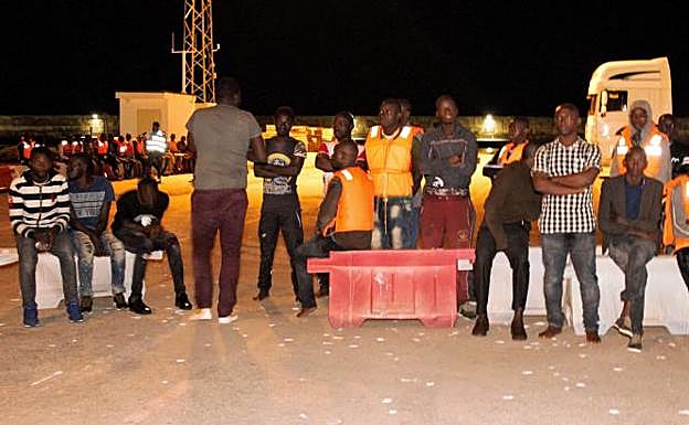 Los inmigrantes a su llegada al puerto.