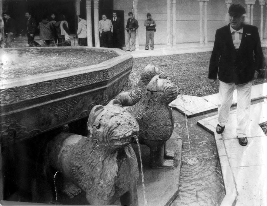 El escritor Rafael Alberti, junto a la fuente del Patio de los Leones, en 1980.