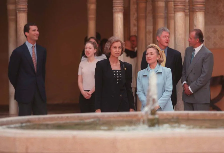 Bill y Hilary Clinton. Corría el año 1997 y la familia Clinton pudo recorrer la Alhambra junto al Rey Juan Carlos, la Reina Sofía y el entonces príncipe Felipe. En ese año Bill Clinton era el presidente de los Estados Unidos y Hilary Clinton la primera dama.