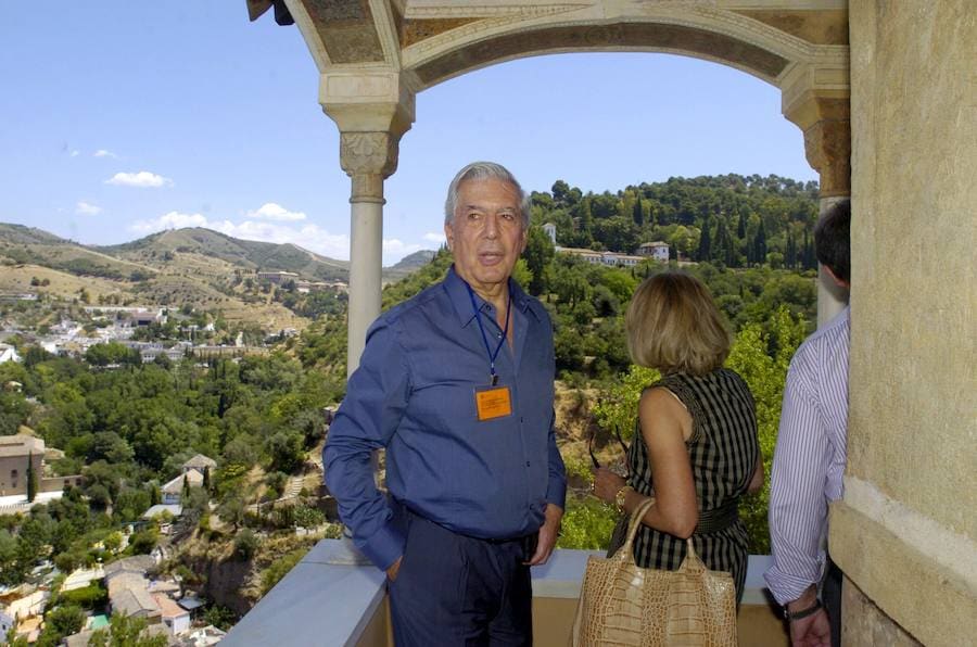 El Premio Nobel de Literatura, Mario Vargas Llosa, en uno de los balcones con vistas al Albaicín y el Sacromonte en el año 2009.