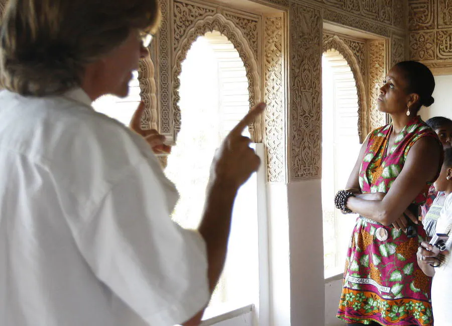 La entonces Primera Dama de los Estados Unidos Michelle Obama observa el artesonado de los palacios de la Alhambra en el verano de 2010.