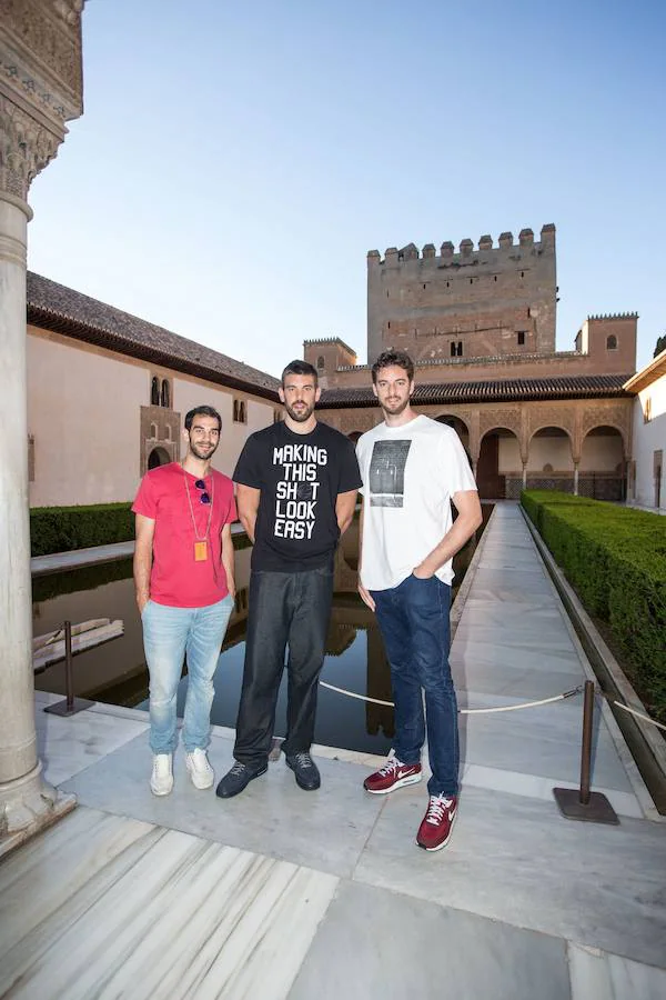 Los hermanos Pau y Marc Gasol, junto a José Manuel Calderón. Los tres jugadores de baloncesto estuvieron en la Alhambra en 2014.