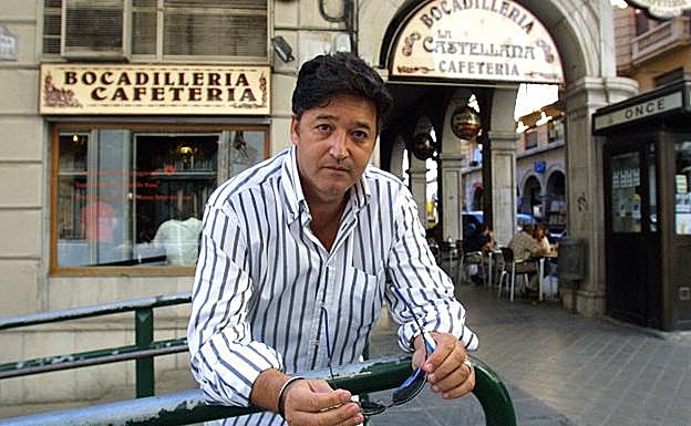 Miguel Ruiz Higueras, en el año 2003, ante 'La Castellana' de la calle Ganivet.