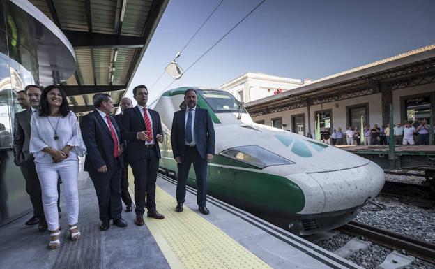 El consejero de Fomento, la subdelegada del Gobierno, el presidente de Diputación, el alcalde de Granada, y el ministro de Fomento, en la estación de Andaluces, ayer tras realizar el viaje en pruebas.