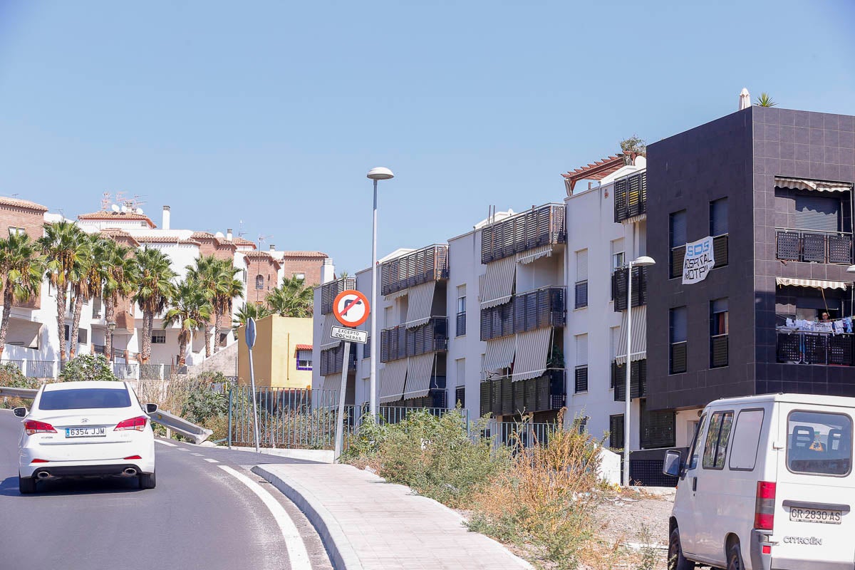 Ventanas y balcones han servido a los motrileños para colgar sus pancartas en protesta por la situación hospitalaria en el municipio de la Costa.