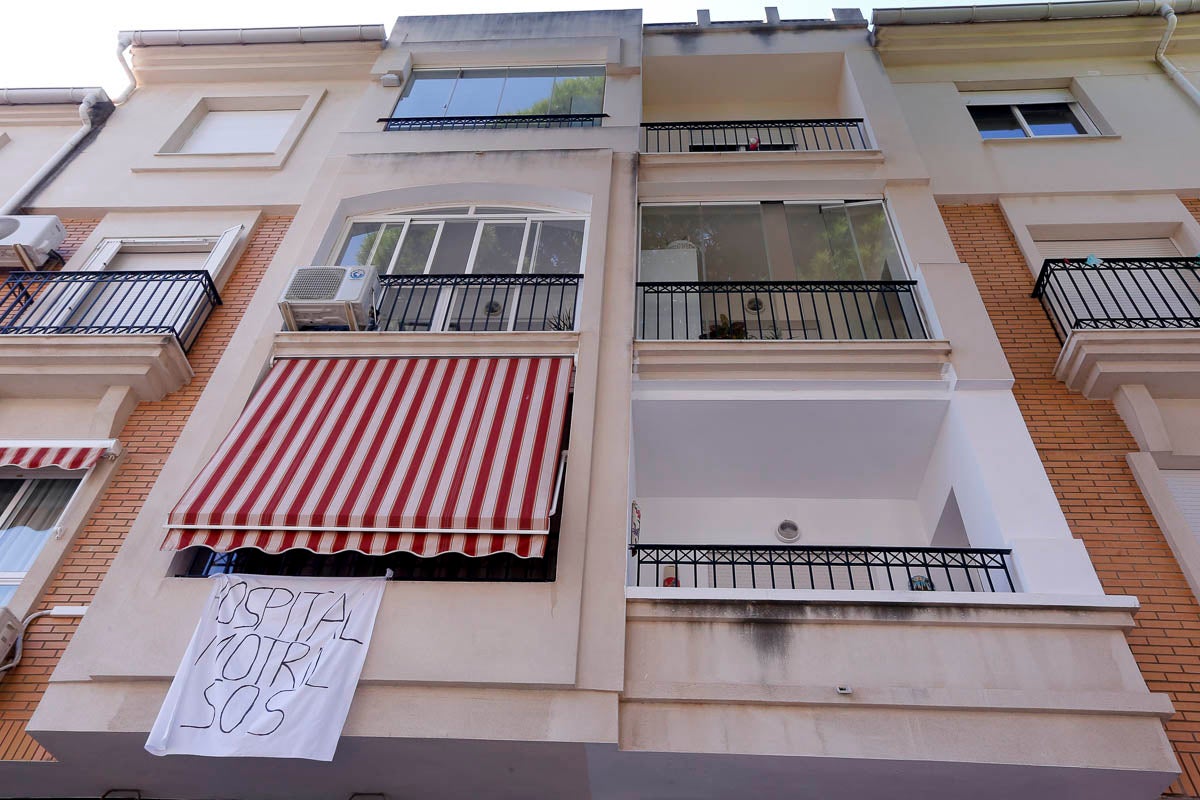 Ventanas y balcones han servido a los motrileños para colgar sus pancartas en protesta por la situación hospitalaria en el municipio de la Costa.