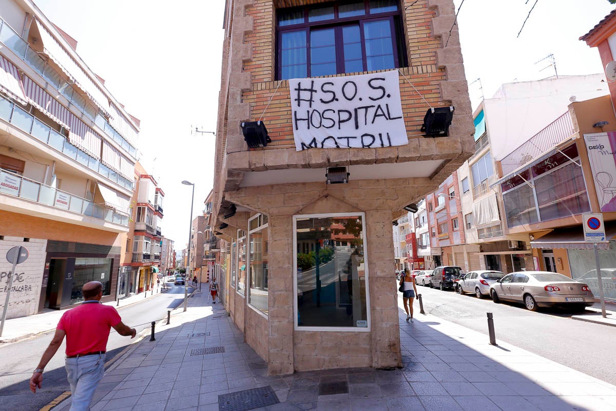 Ventanas y balcones han servido a los motrileños para colgar sus pancartas en protesta por la situación hospitalaria en el municipio de la Costa.