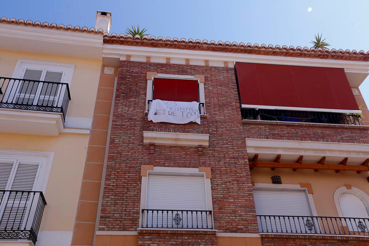 Ventanas y balcones han servido a los motrileños para colgar sus pancartas en protesta por la situación hospitalaria en el municipio de la Costa.