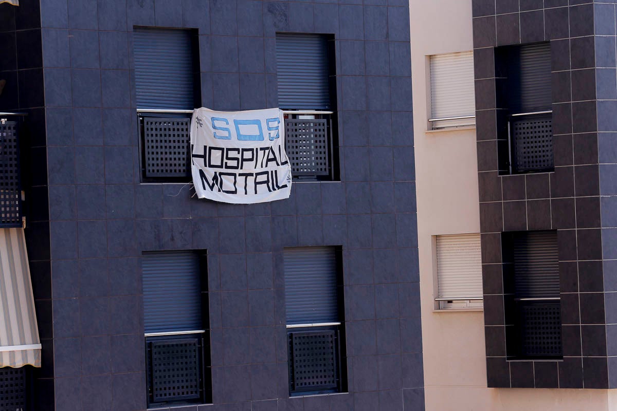 Ventanas y balcones han servido a los motrileños para colgar sus pancartas en protesta por la situación hospitalaria en el municipio de la Costa.