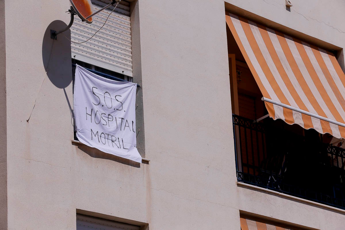 Ventanas y balcones han servido a los motrileños para colgar sus pancartas en protesta por la situación hospitalaria en el municipio de la Costa.