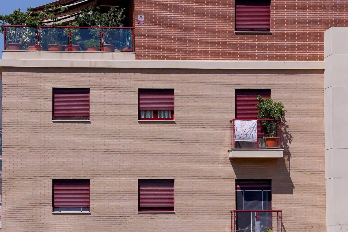 Ventanas y balcones han servido a los motrileños para colgar sus pancartas en protesta por la situación hospitalaria en el municipio de la Costa.