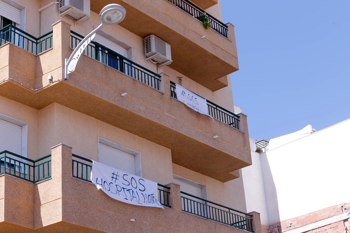 Ventanas y balcones han servido a los motrileños para colgar sus pancartas en protesta por la situación hospitalaria en el municipio de la Costa.