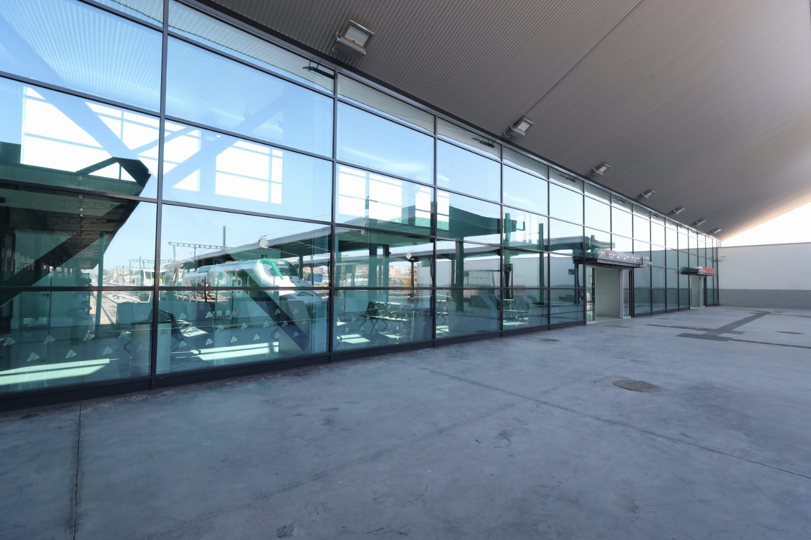 José Luis Ábalos ha visitado la nueva terminal acompañado de autoridades locales y regionales