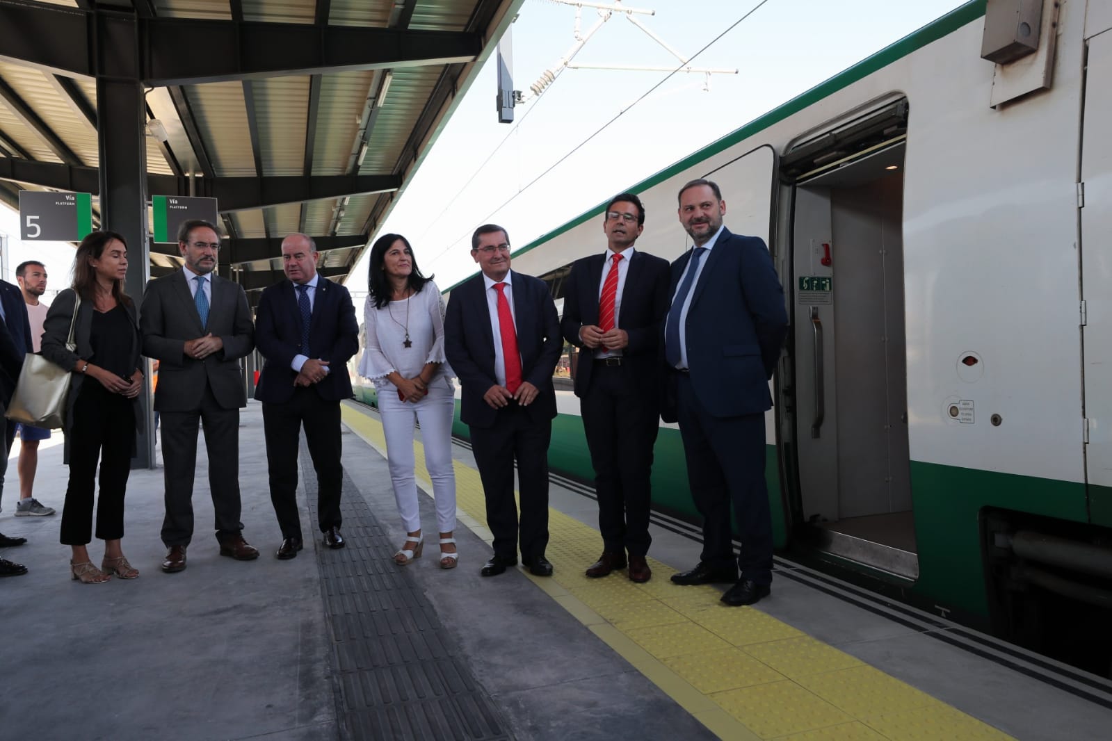José Luis Ábalos ha visitado la nueva terminal acompañado de autoridades locales y regionales
