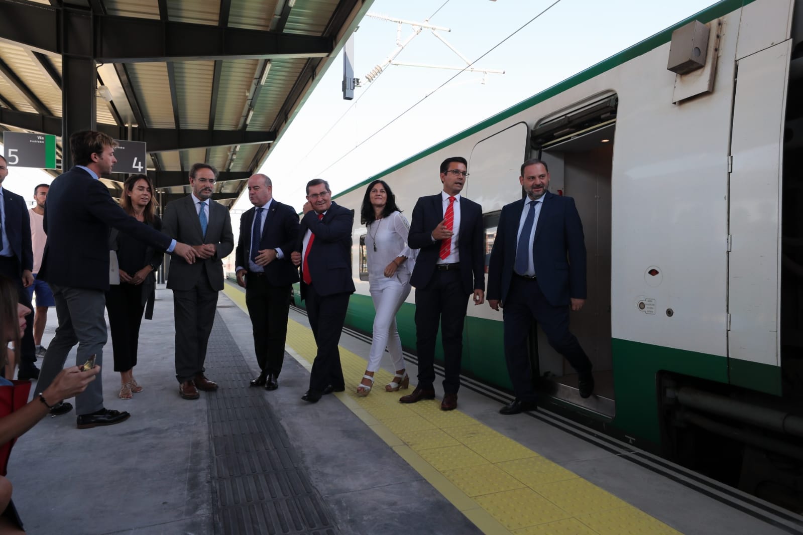 José Luis Ábalos ha visitado la nueva terminal acompañado de autoridades locales y regionales