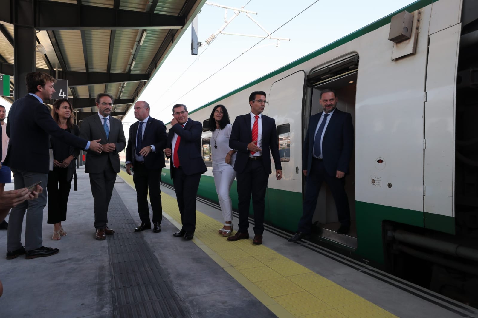 José Luis Ábalos ha visitado la nueva terminal acompañado de autoridades locales y regionales