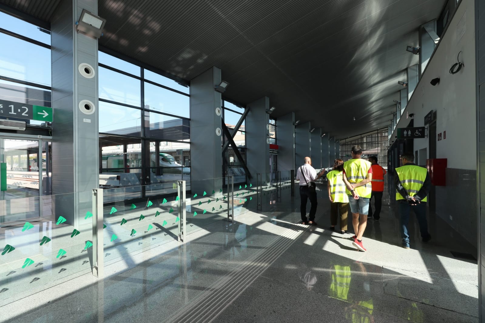 José Luis Ábalos ha visitado la nueva terminal acompañado de autoridades locales y regionales