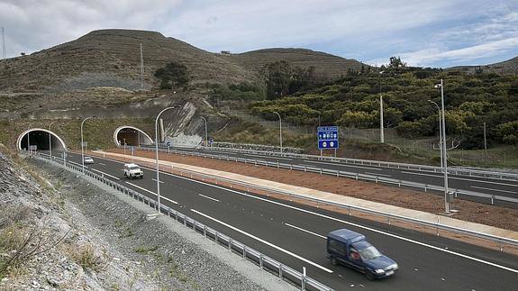 Vehículos transitando en el túnel de Fuentecilla.