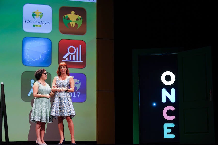 Granada acogió este martes por primera vez la gala de entrega de los Premios Solidarios ONCE, la máxima distinción institucional que otorga la Organización Nacional de Ciegos Españoles en Andalucía a iniciativa de su consejo territorial