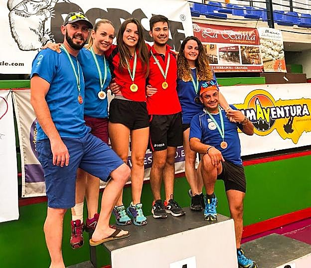 Podio de la categoría mixta por parejas, con Fátima y Alberto, villacarrillenses medalla de oro.