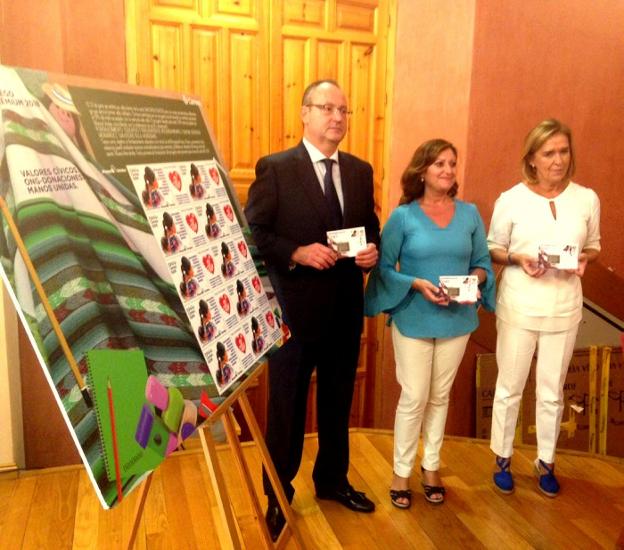 Julio Cobo, Reyes Chamorro y Dolores González, posando con el nuevo sello. 