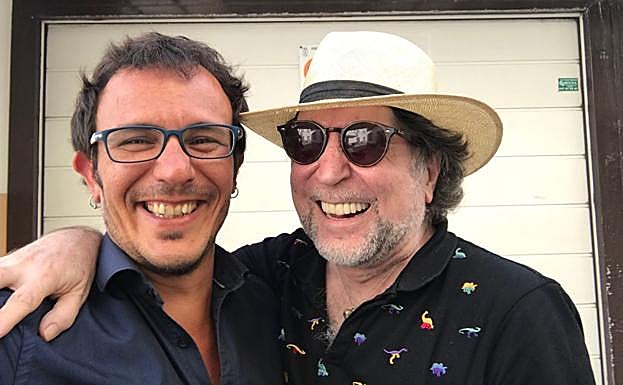 Foto utilizada por el alcalde de Cádiz junto a Sabina, en las redes sociales, para hacer oficial el anuncio.