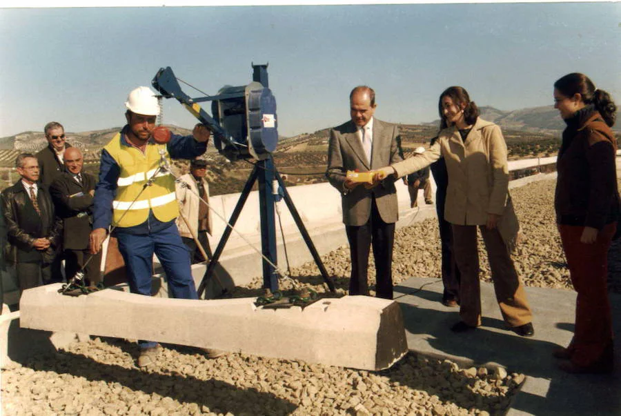 06/02/2003: Chaves observa cómo se coloca la primera traviesa de la línea férrea del tramo entre Loja y Tocón en la que será futura línea AVE. 