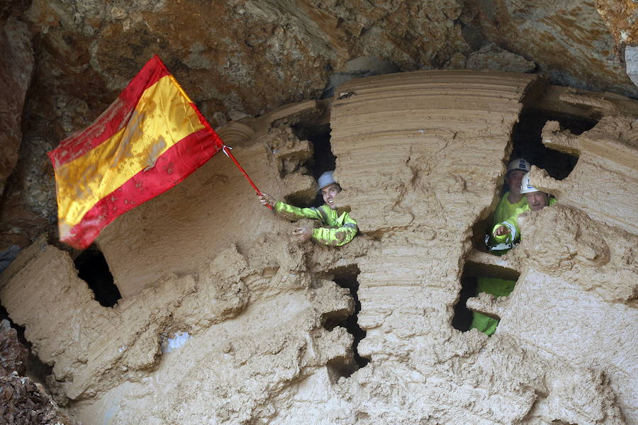 11/01/2011: Varios operarios festejan desde propia tuneladora la apertura del segundo túnel del bitúnel de Quejigares, perteneciente a la linea de Alta velocidad Antequera-Granada a su paso por Loja. 
