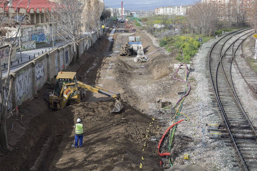 15/02/2016: Obras de construcción del AVE de Granada a su paso por el puente del Camino de Ronda r