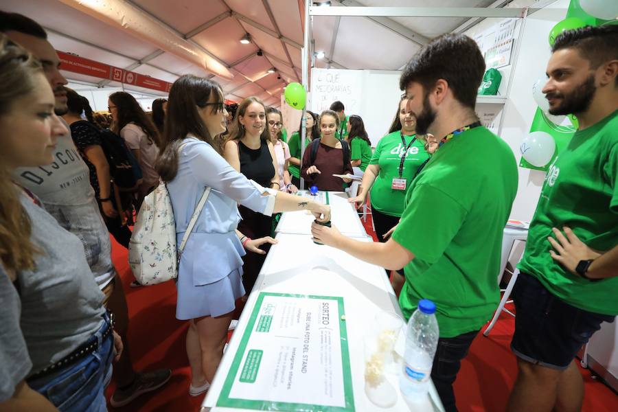 Se pueden visitar en los Pasillos Universitarios de Fuentenueva de 10:30 a 14:00 y de 17:00 a 20:30h y cuentan con actividades, sorteos y regalos