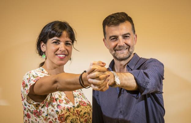 Teresa Rodríguez y Antonio Maíllo, los líderes de 'Adelante Andalucía', posan en la redacción de IDEAL. 