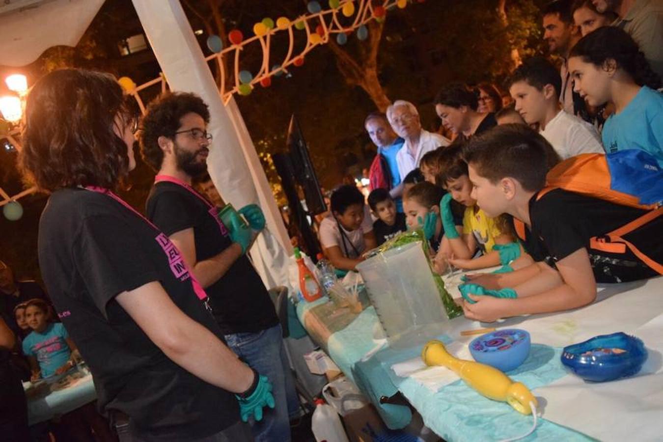 Centenares de niños participan en experimentos al aire libre por la Noche Europea de los Investigadores