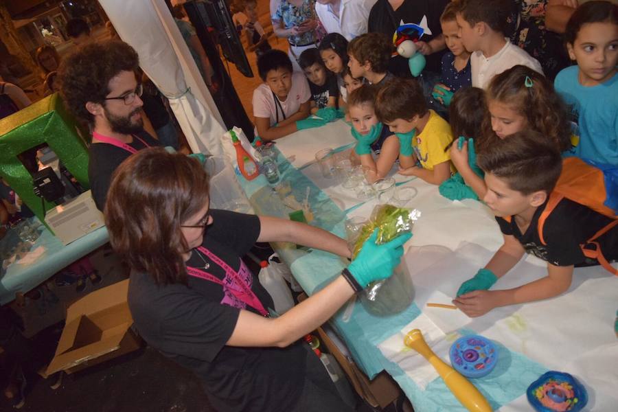 Centenares de niños participan en experimentos al aire libre por la Noche Europea de los Investigadores